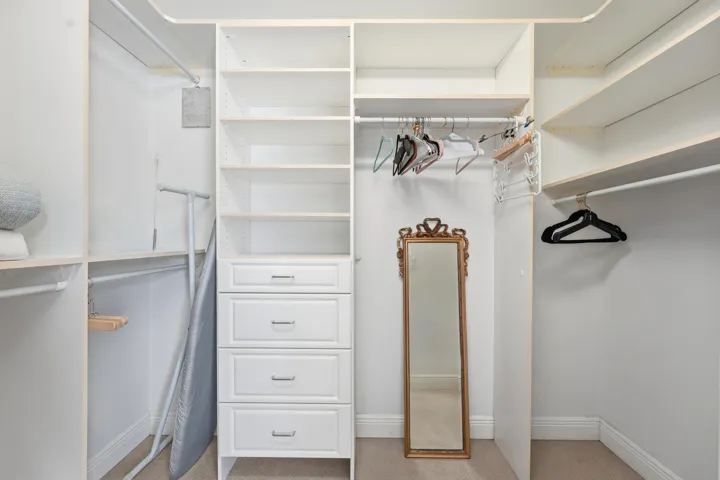 Walk-in-closet