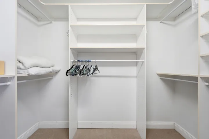 Walk-in-closet