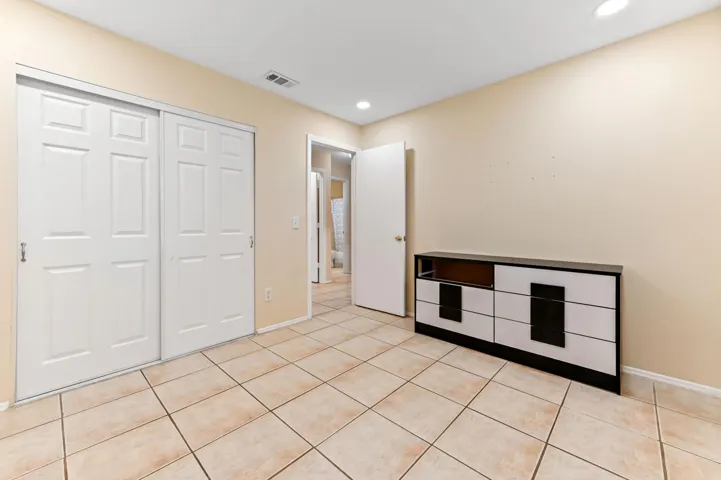 18 bedroom 02