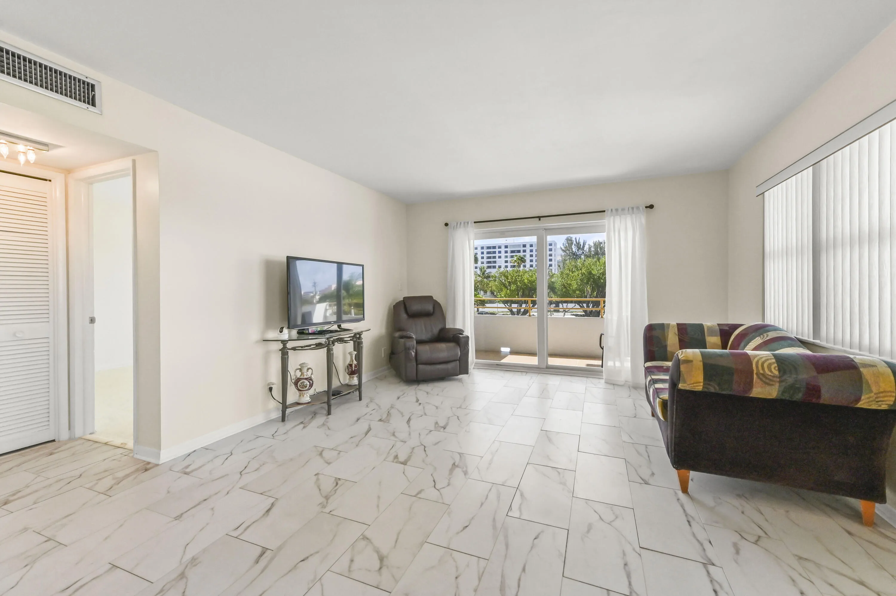 03 Living Room 02