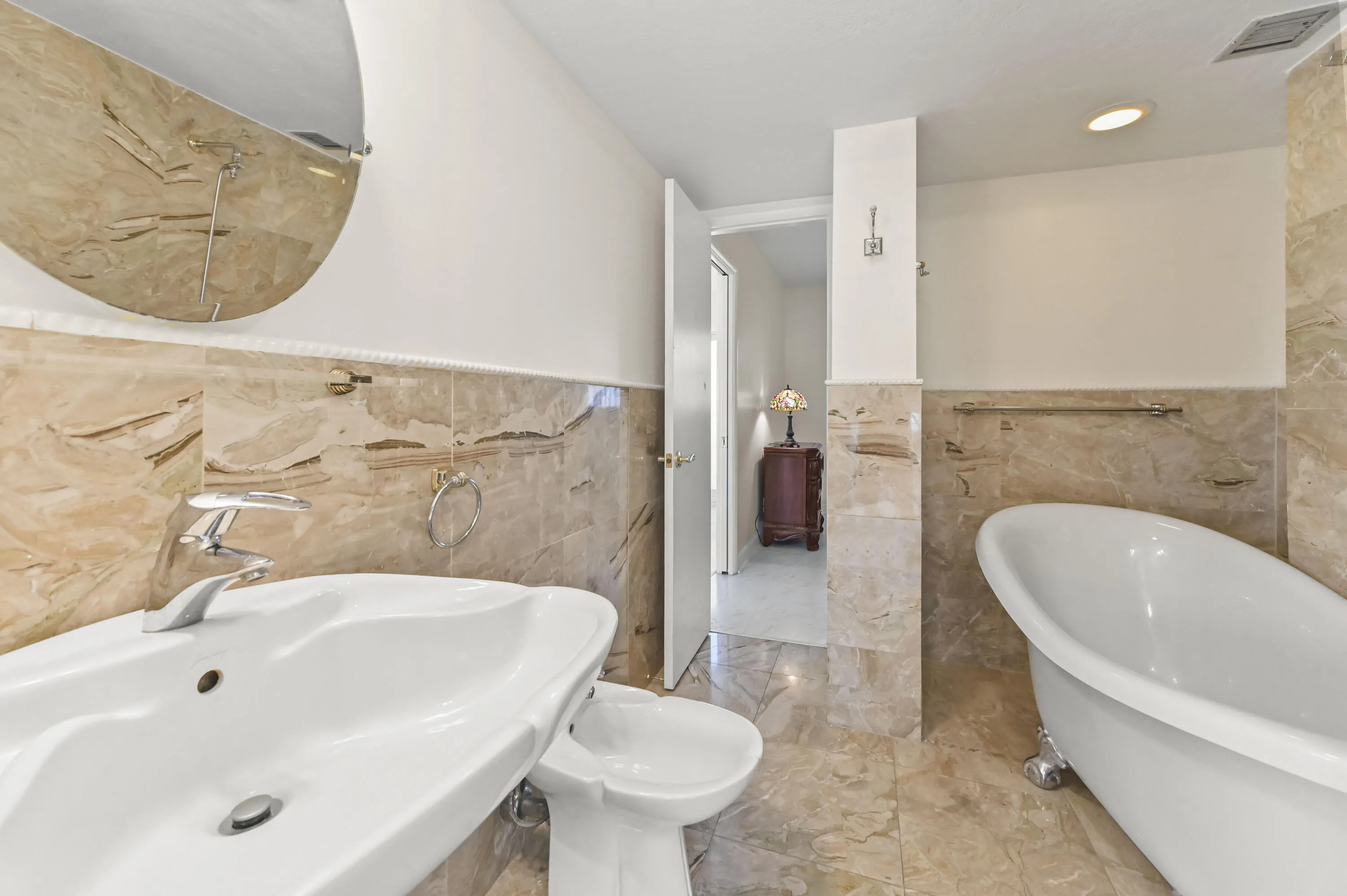19 Bathroom 02