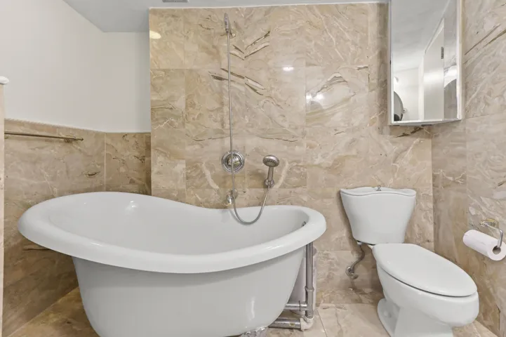 18 Bathroom 01