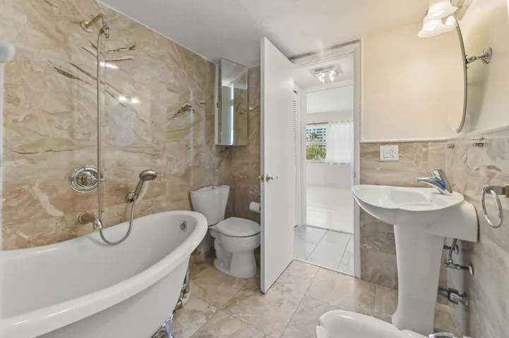 20 Bathroom 03