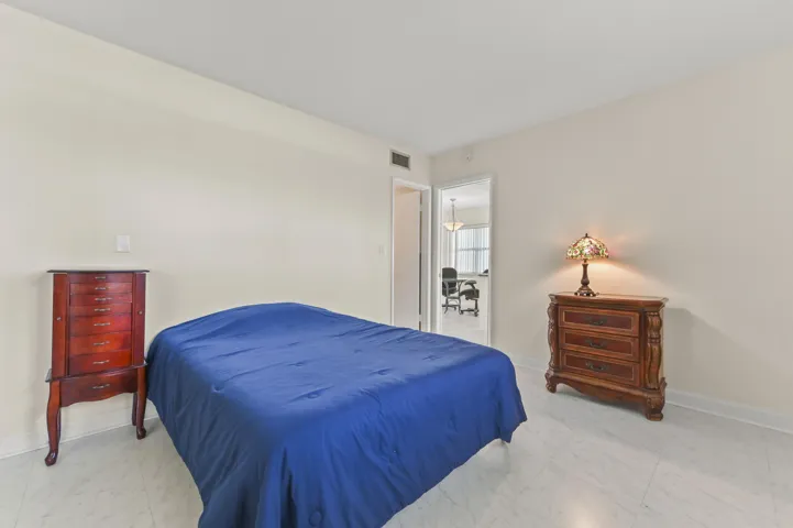 17 Bedroom 03