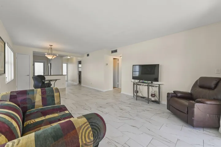 05 Living Room 04