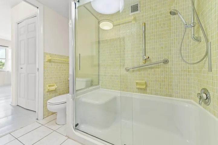 25 Bathroom 05