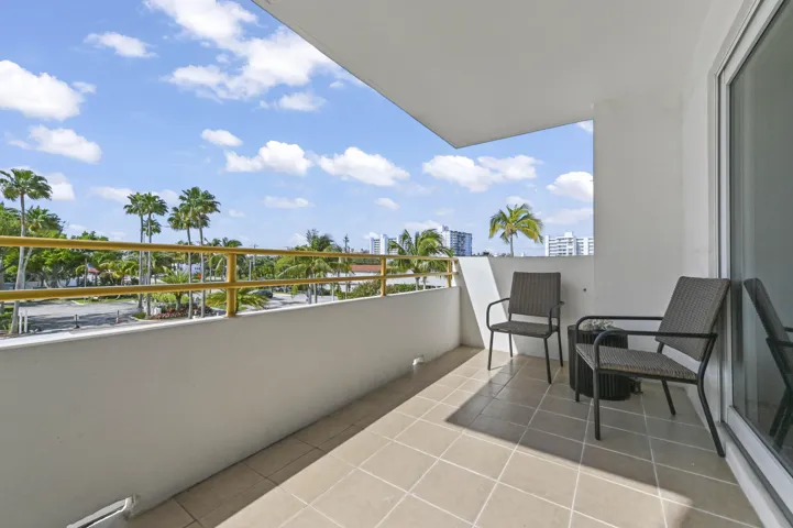 07 Balcony 03