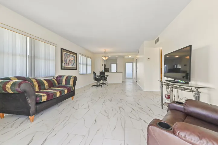 06 Living Room 05