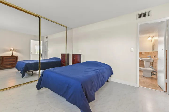 16 Bedroom 02
