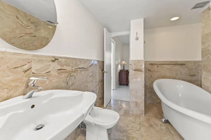 19 Bathroom 02