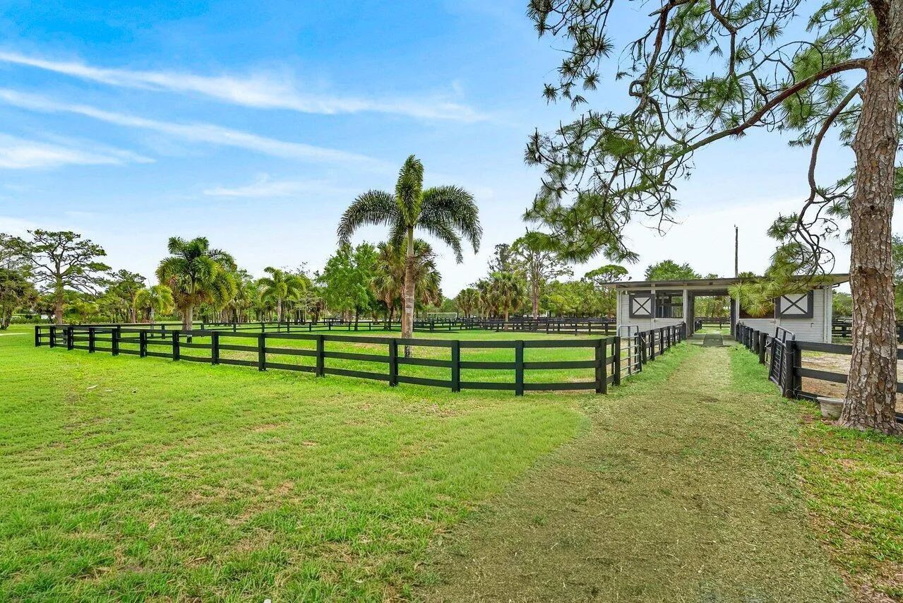 4 Stall Barn Paddocks