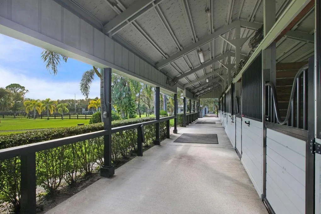 6 Stall barn
