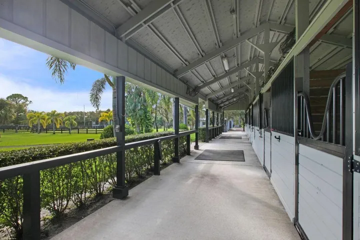 6 Stall barn
