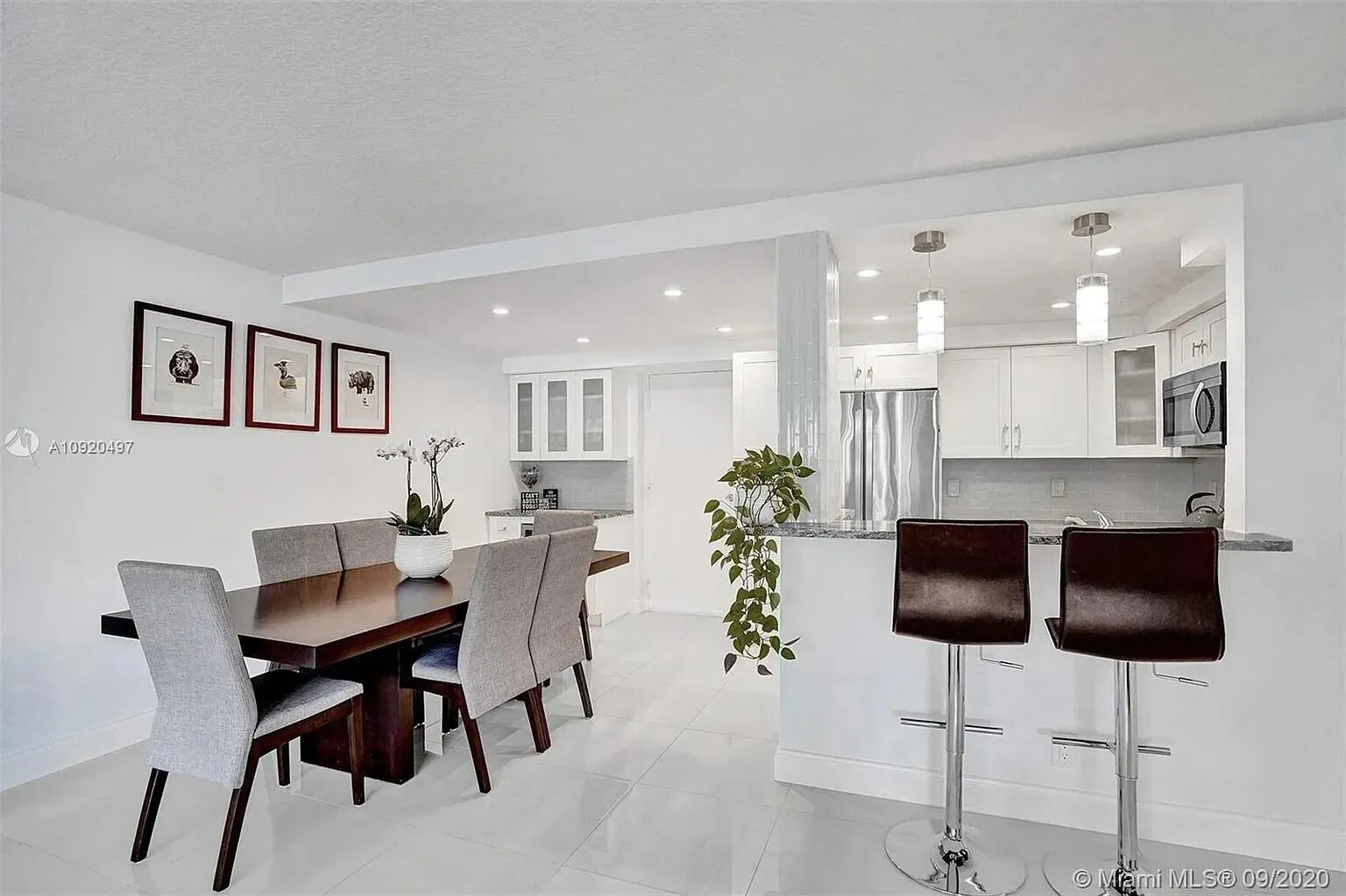 Dining Room - Breakfast Bar