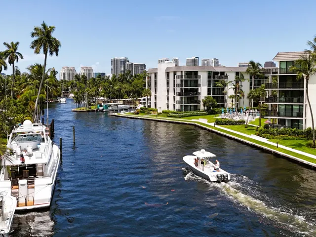 River Reach is a gorgeous, gated waterfront community located in the very desirable downtown Fort Lauderdale neighborhood of Tarpon River.