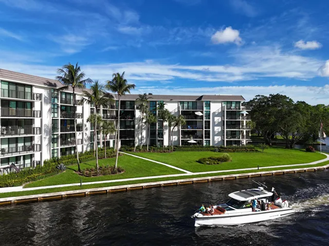 River Reach is a gorgeous, gated waterfront community located in the very desirable downtown Fort Lauderdale neighborhood of Tarpon River.