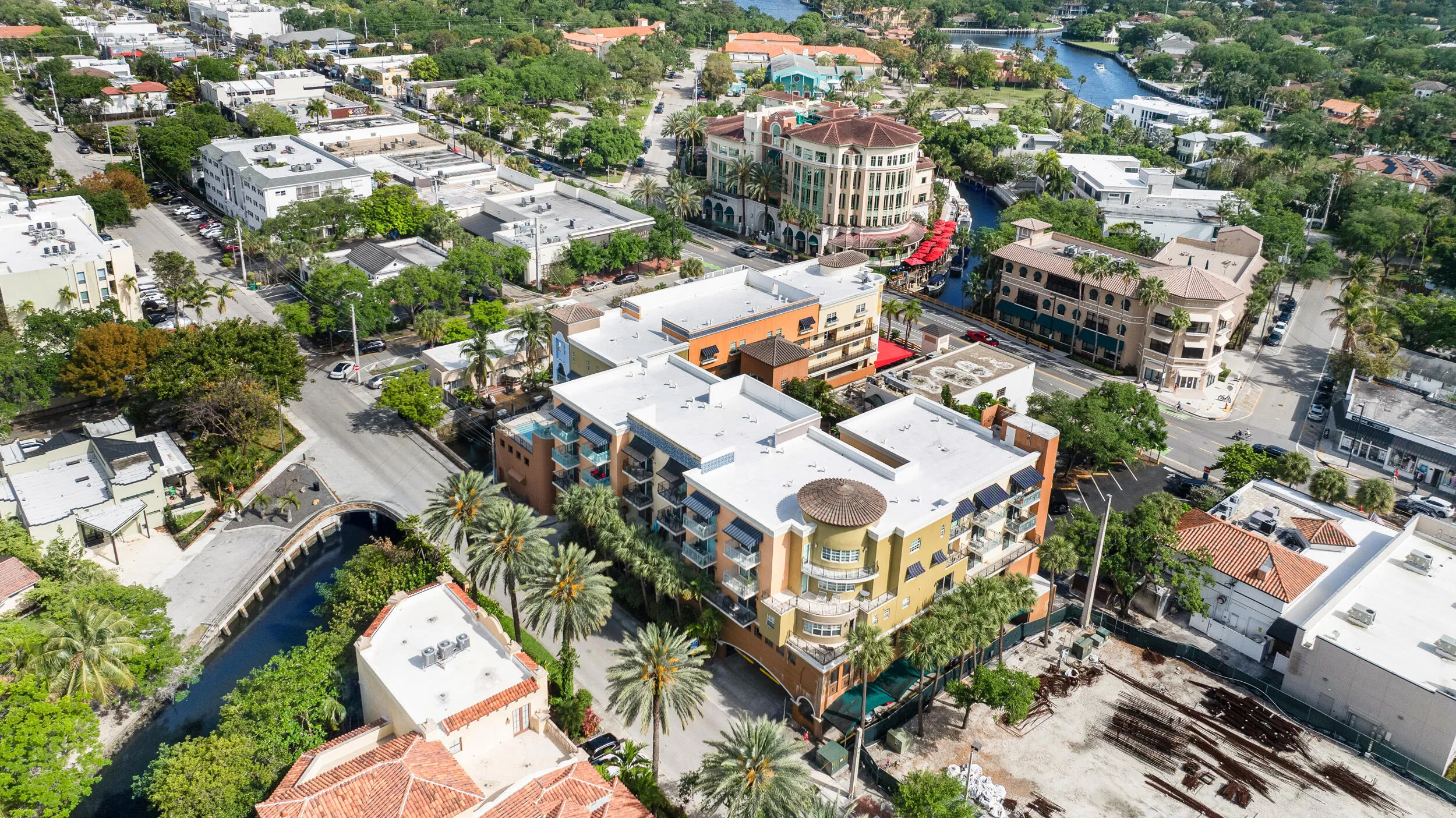 step outside to world-class shopping, dining, bakeries, and bars