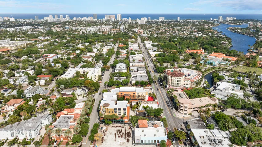 stroll or bike to Fort Lauderdale Beach. Your Las Olas Lifestyle awaits!