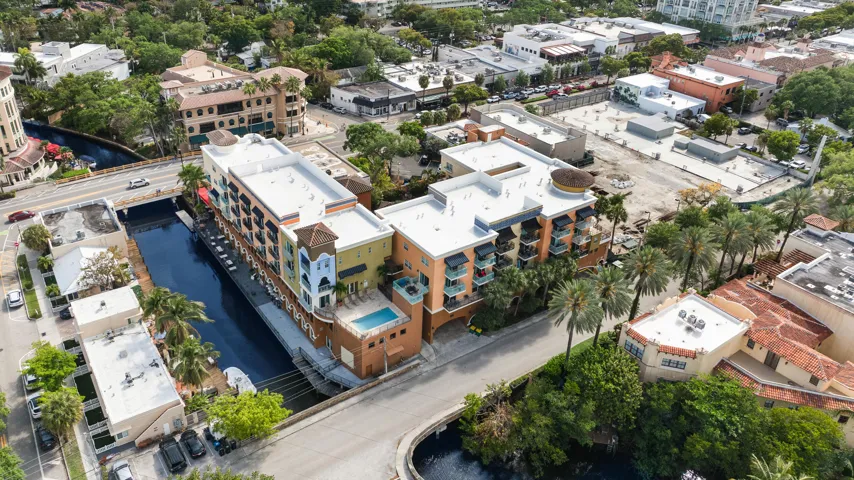 Villagio Di Las Olas wraps around a central garden courtyard on the world-famous Las Olas Entertainment District