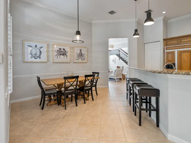 Kitchen & Breakfast Area