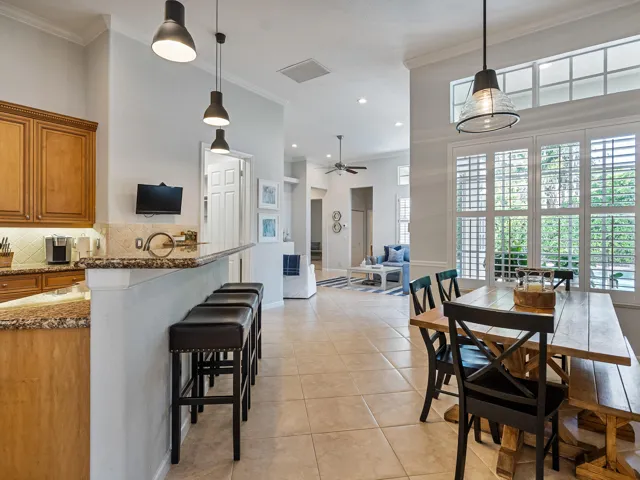 Kitchen & Breakfast Area