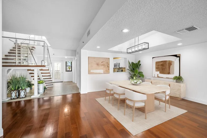 Virtually staged dining room