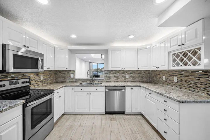 008-1035Southeast6thAvenue-213-DelrayBea
