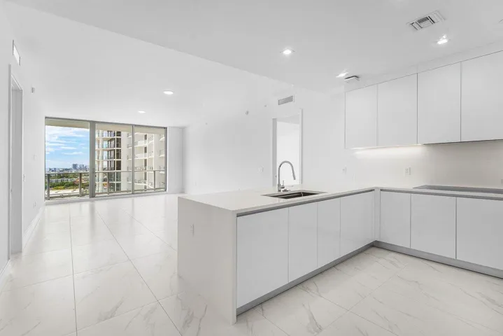 002-220LakeShoreDrive-1415-LakePark-FL-3
