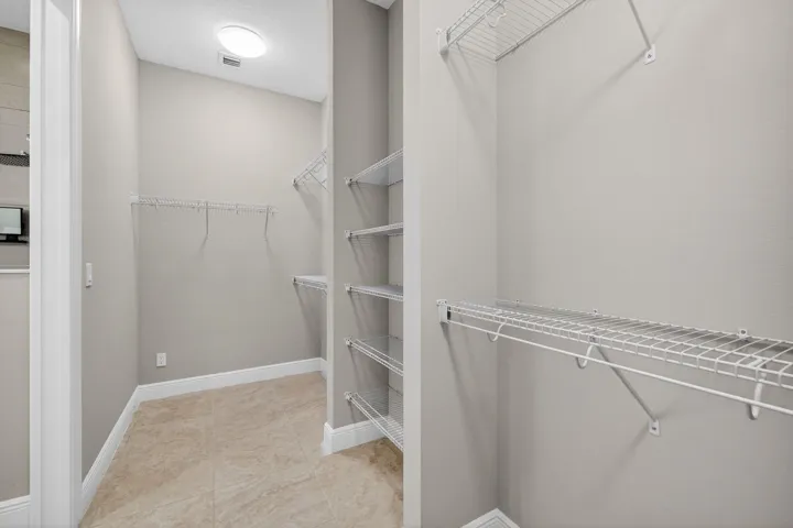 WALK IN CLOSET IN THE PRIMARY