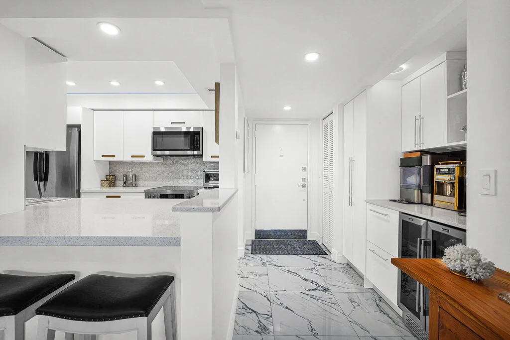 Open breakfast bar/kitchen