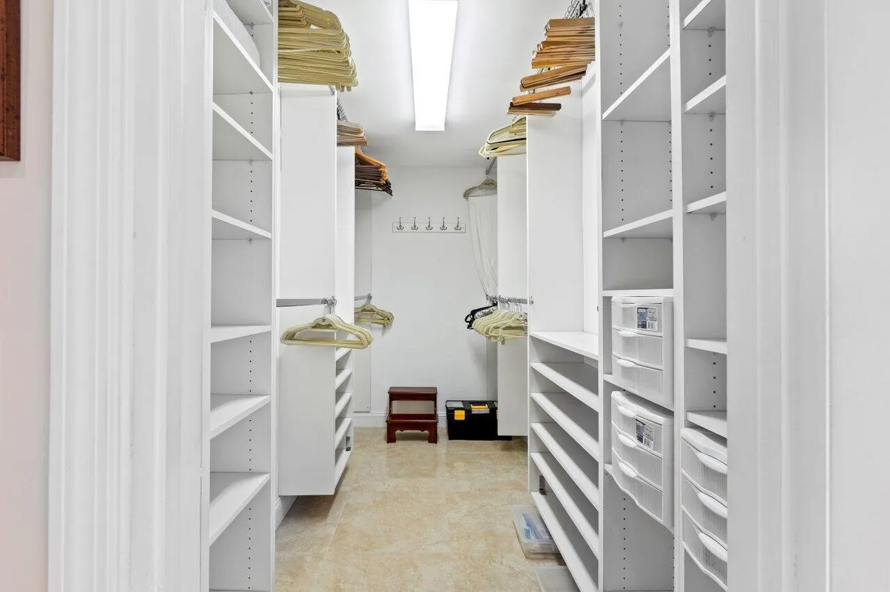 HUGE WALKIN CLOSET