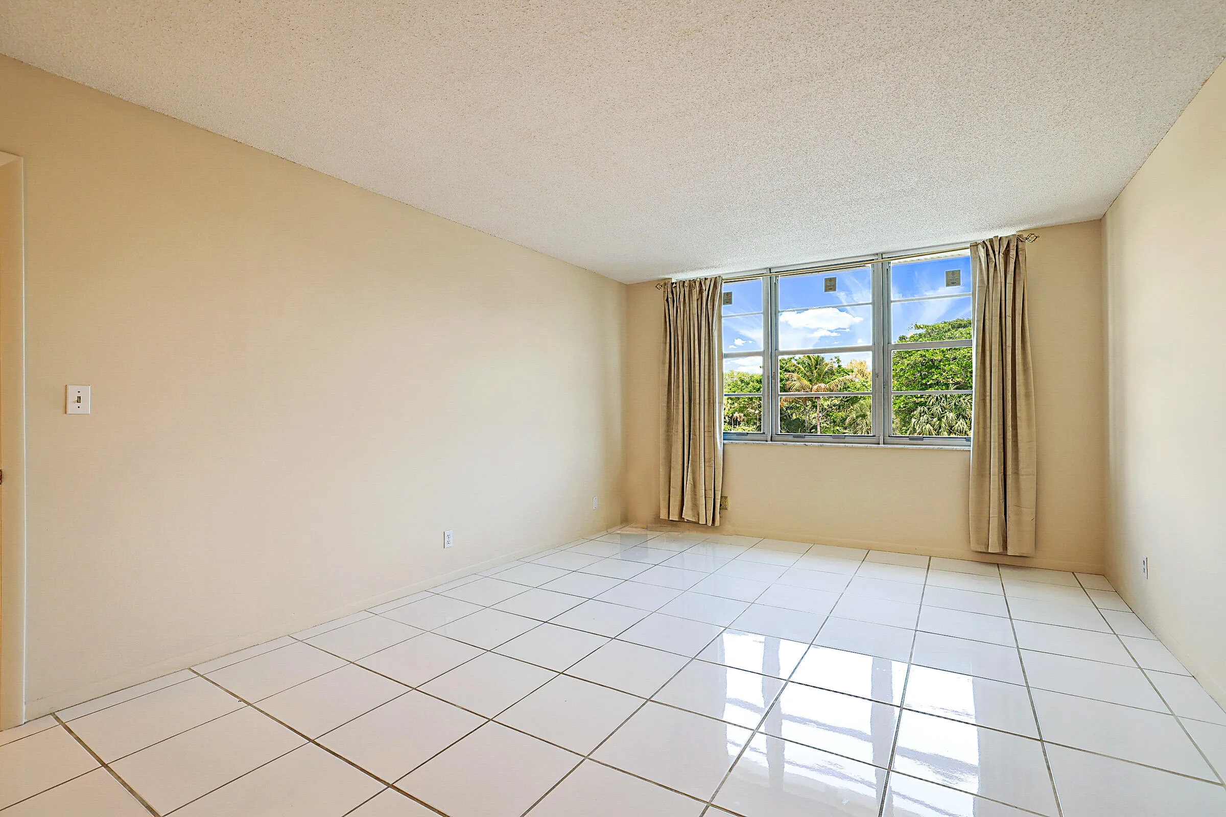 2121 N Ocean Blvd 302 W-18