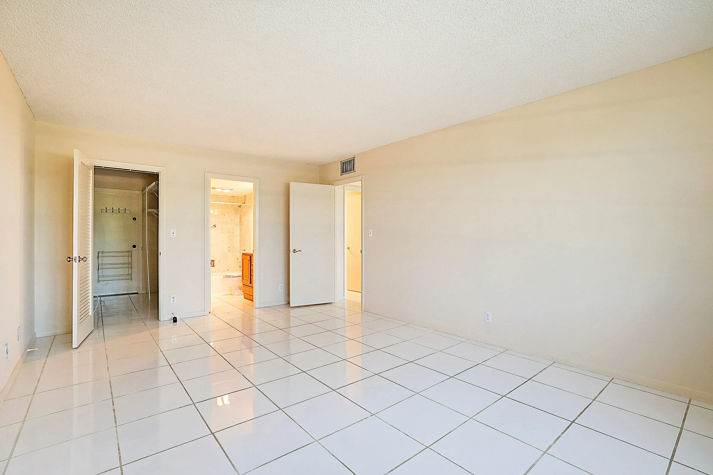 2121 N Ocean Blvd 302 W-21