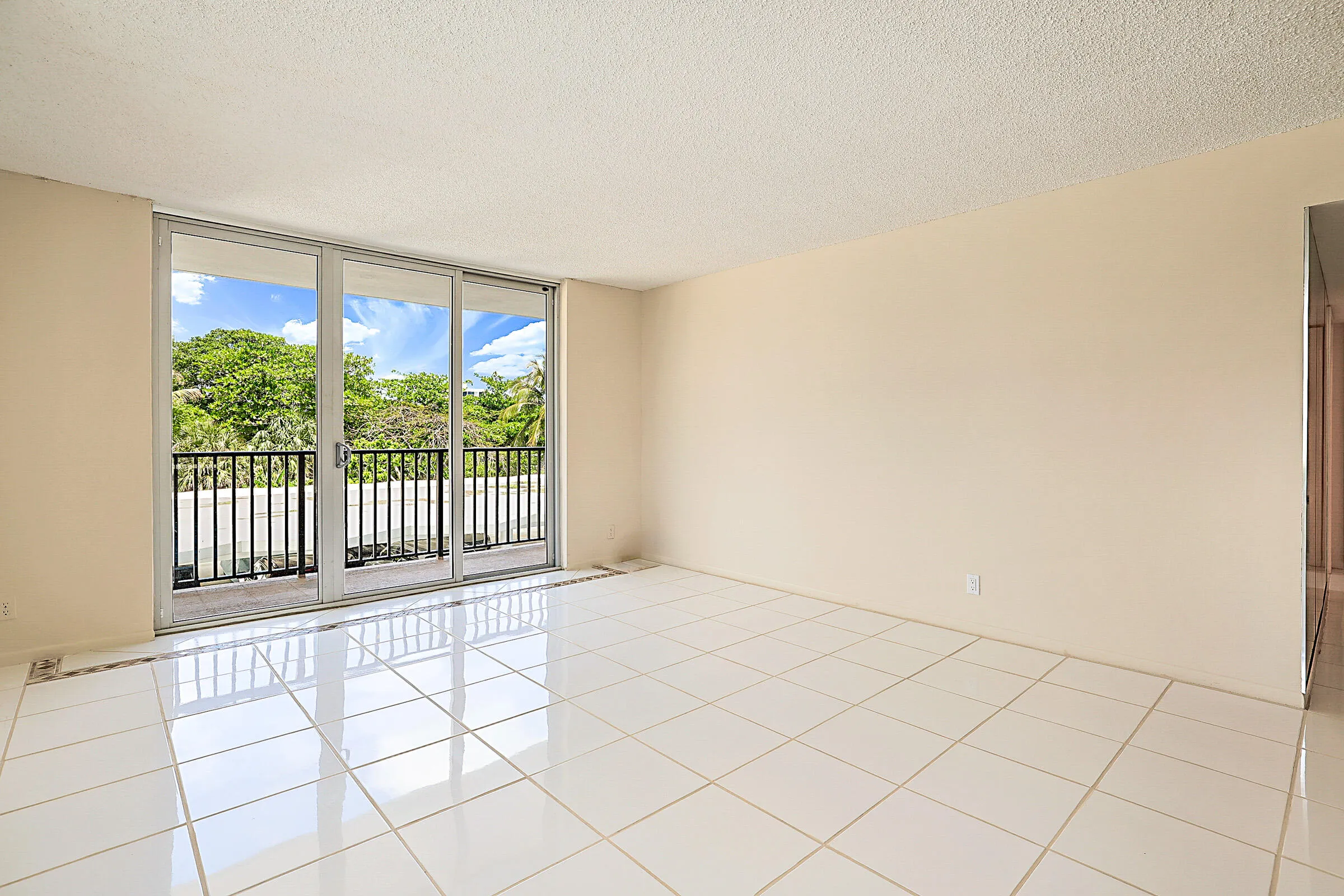 2121 N Ocean Blvd 302 W-2