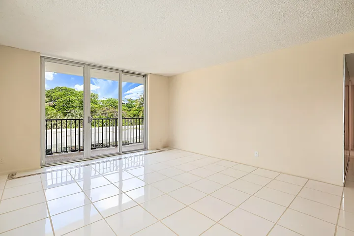 2121 N Ocean Blvd 302 W-2