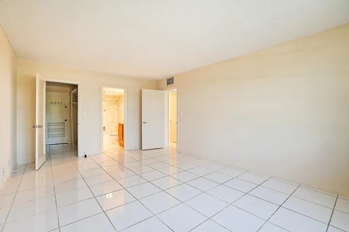 2121 N Ocean Blvd 302 W-21