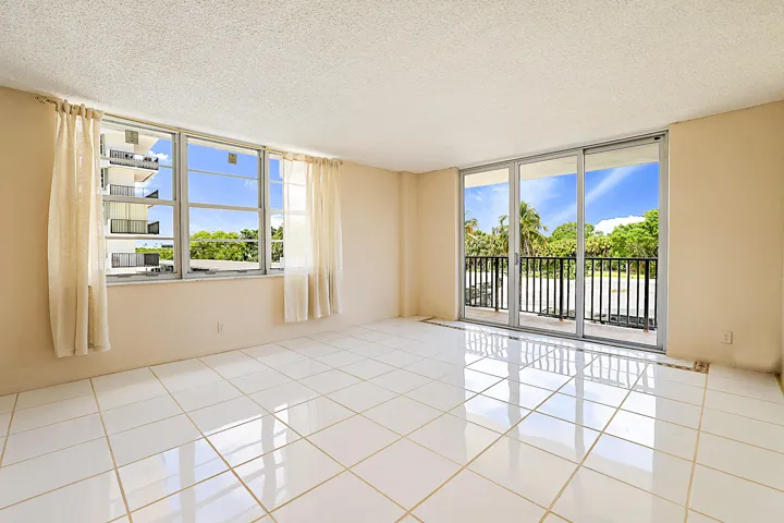 2121 N Ocean Blvd 302 W-1