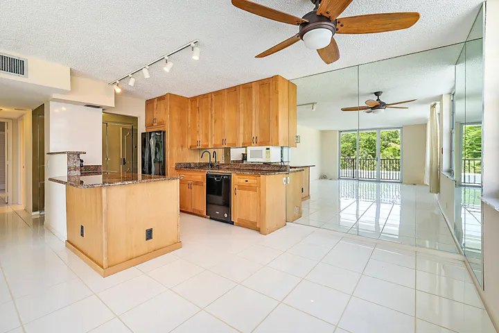2121 N Ocean Blvd 302 W-6