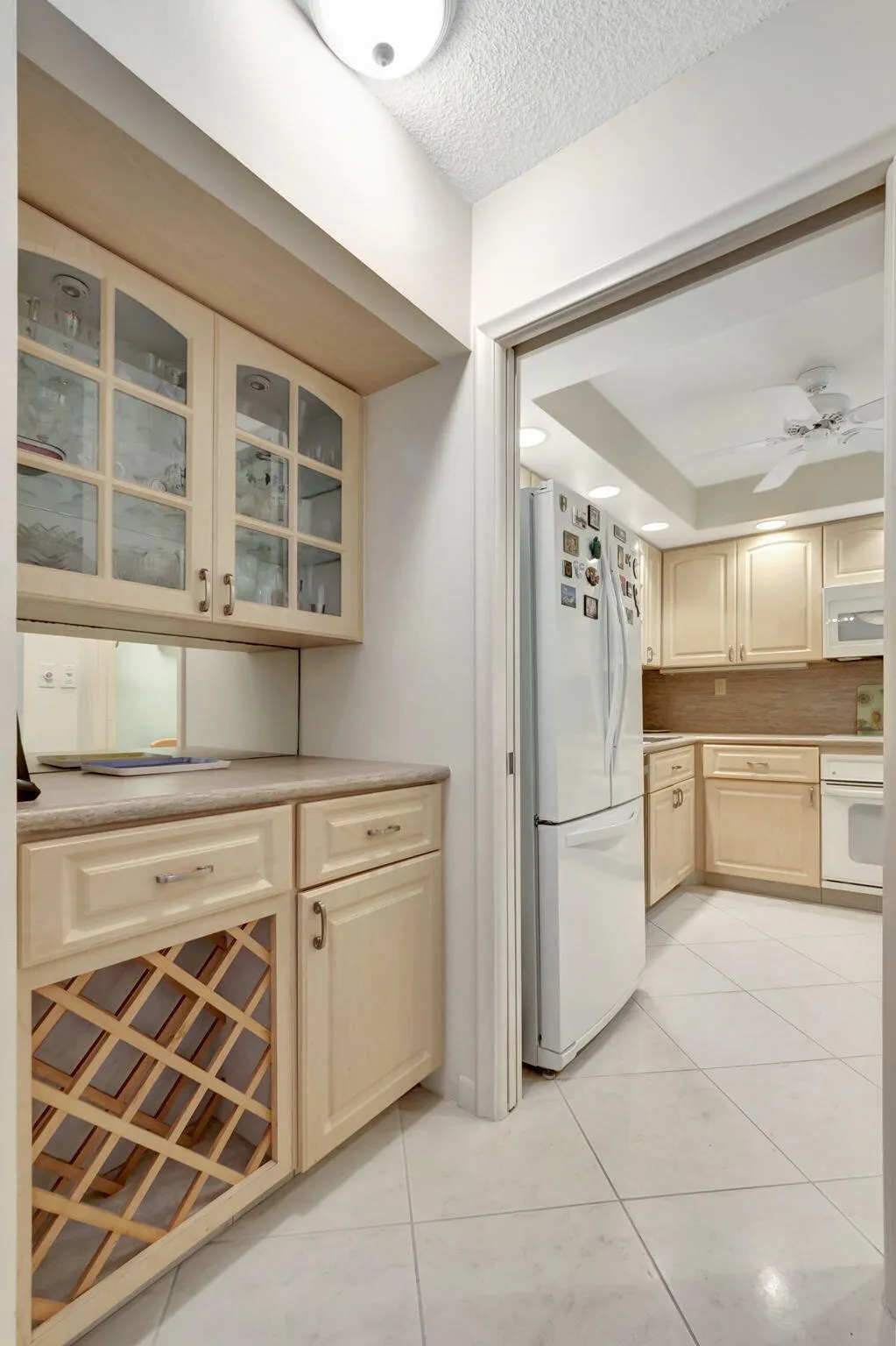 APARTMENT ENTRY/DRY BAR
