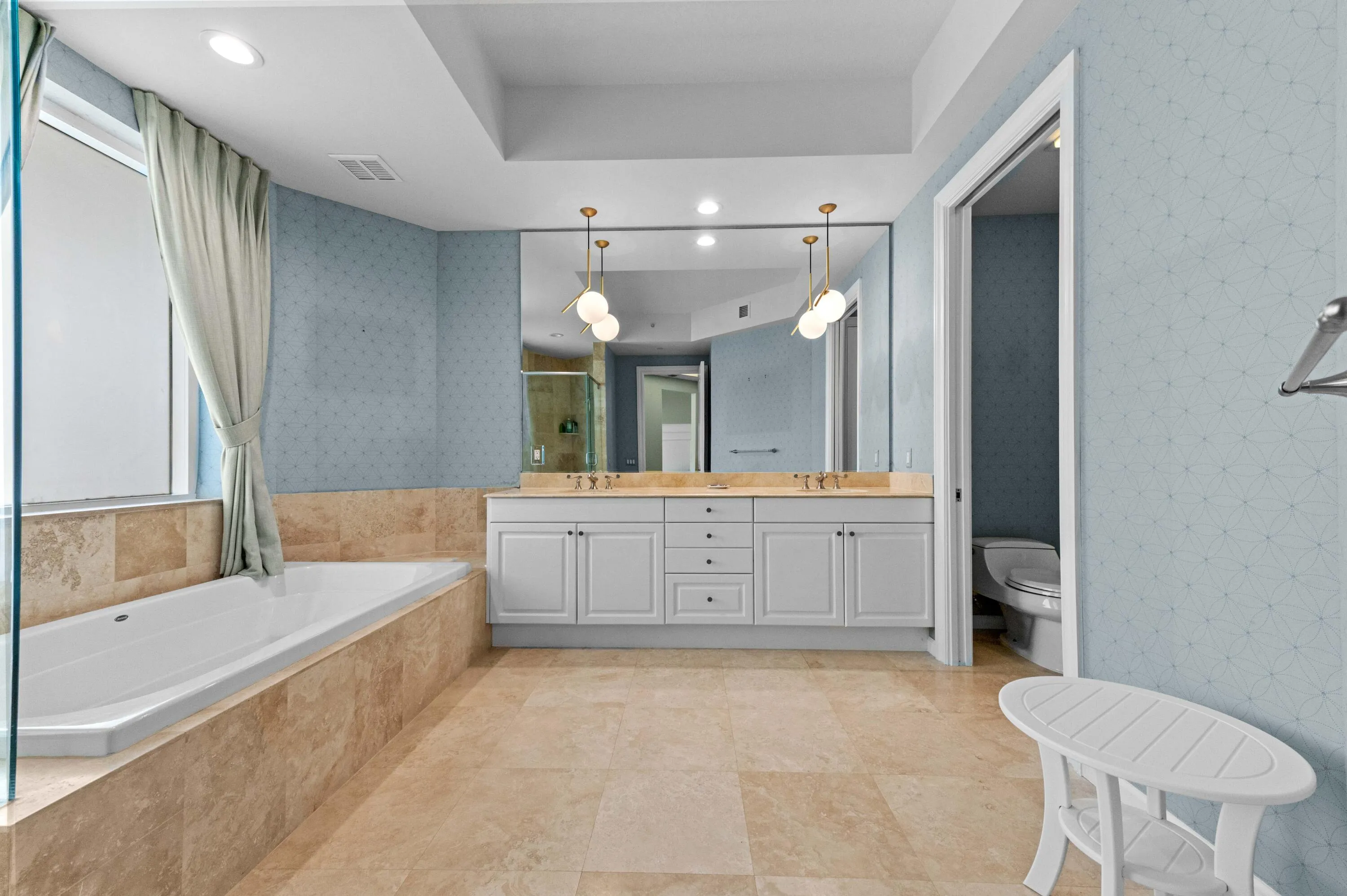 14 Bathroom 02