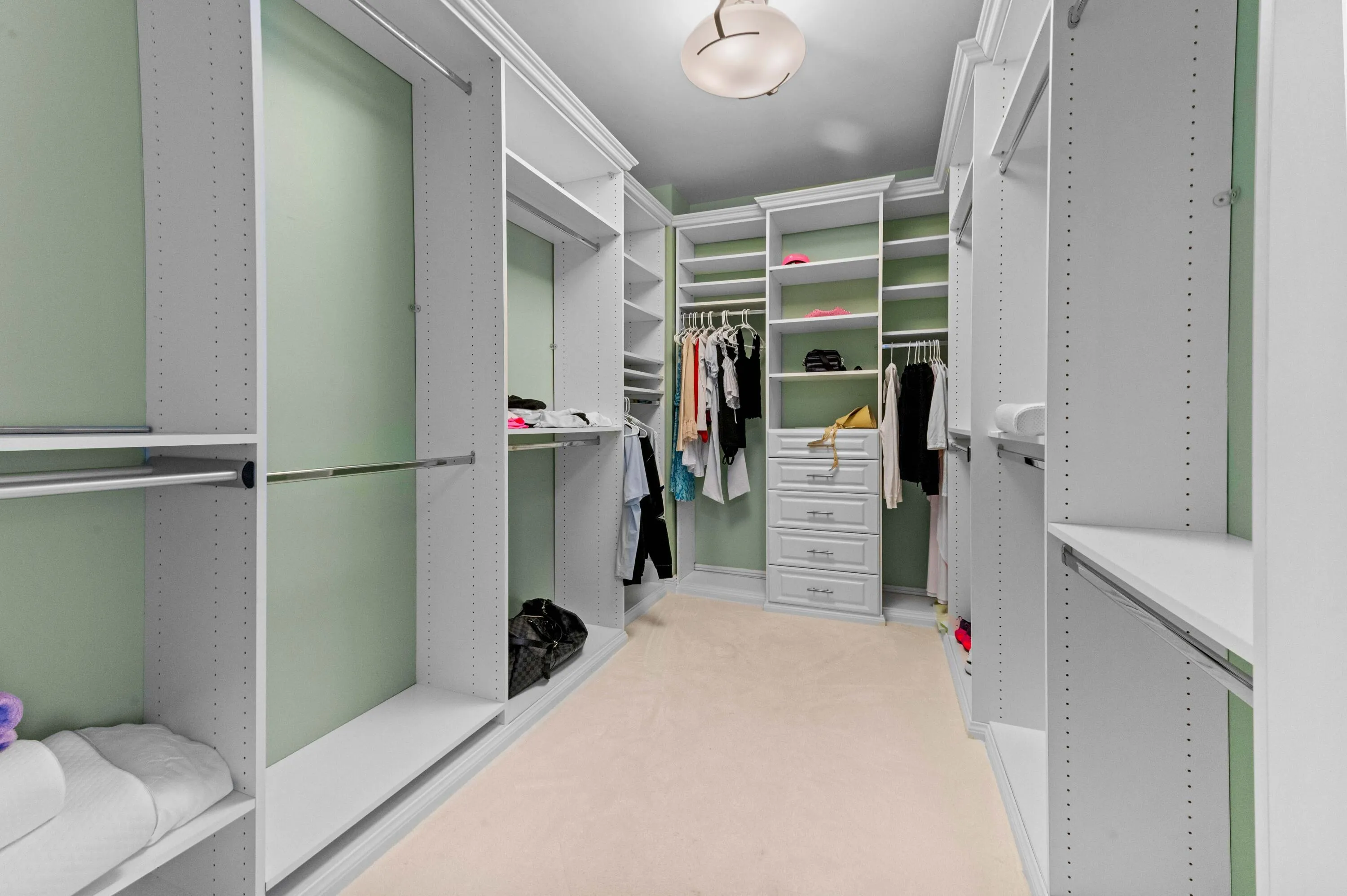 13 Closet 02
