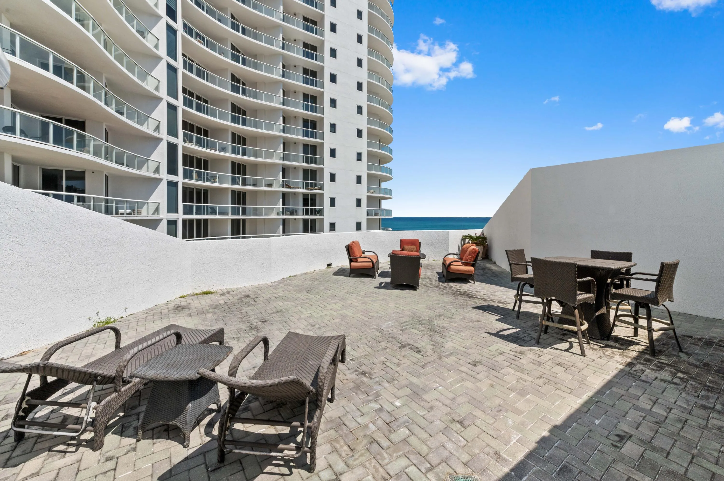 42 Rooftop patio 02