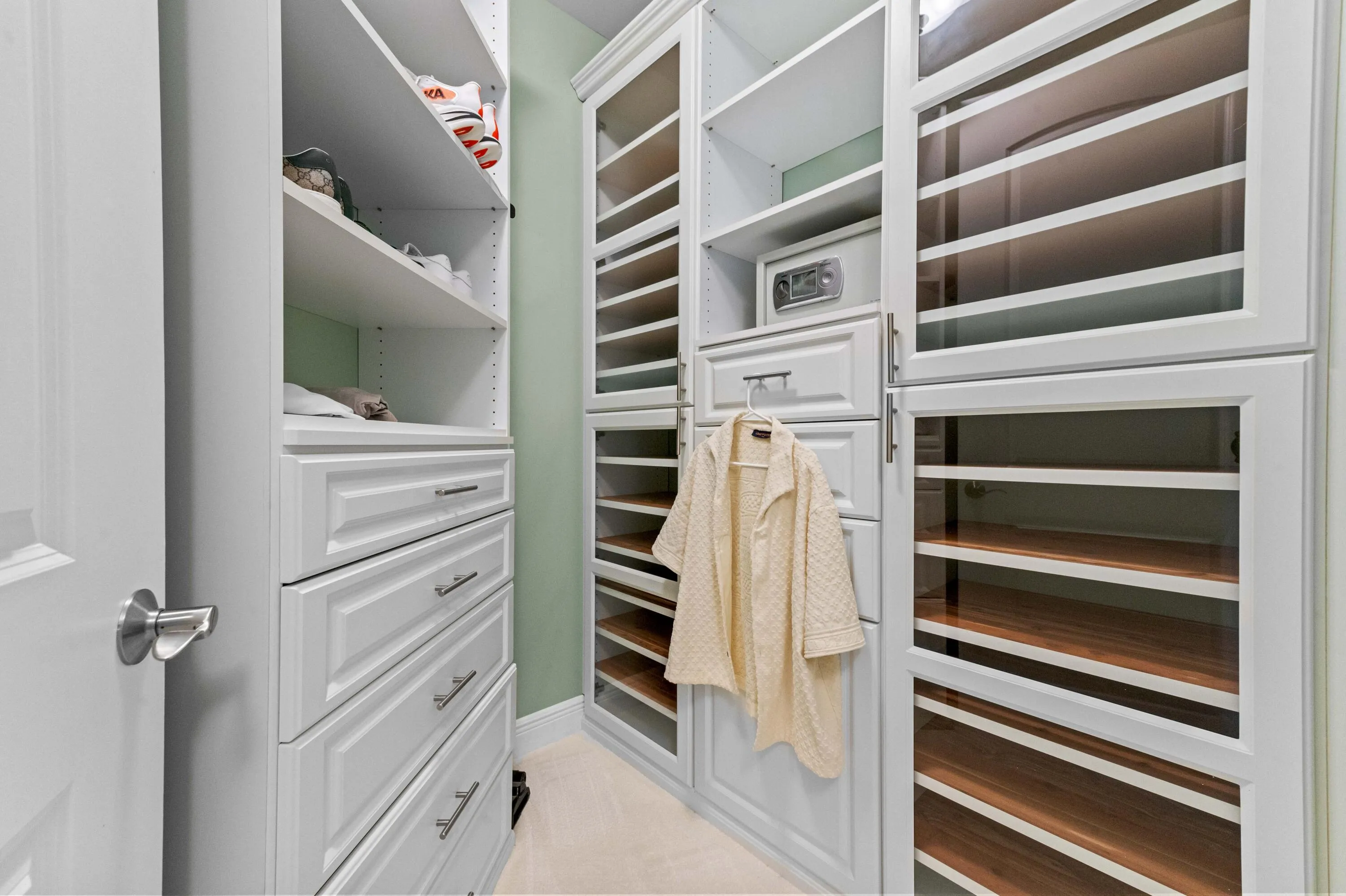 12 Closet 01