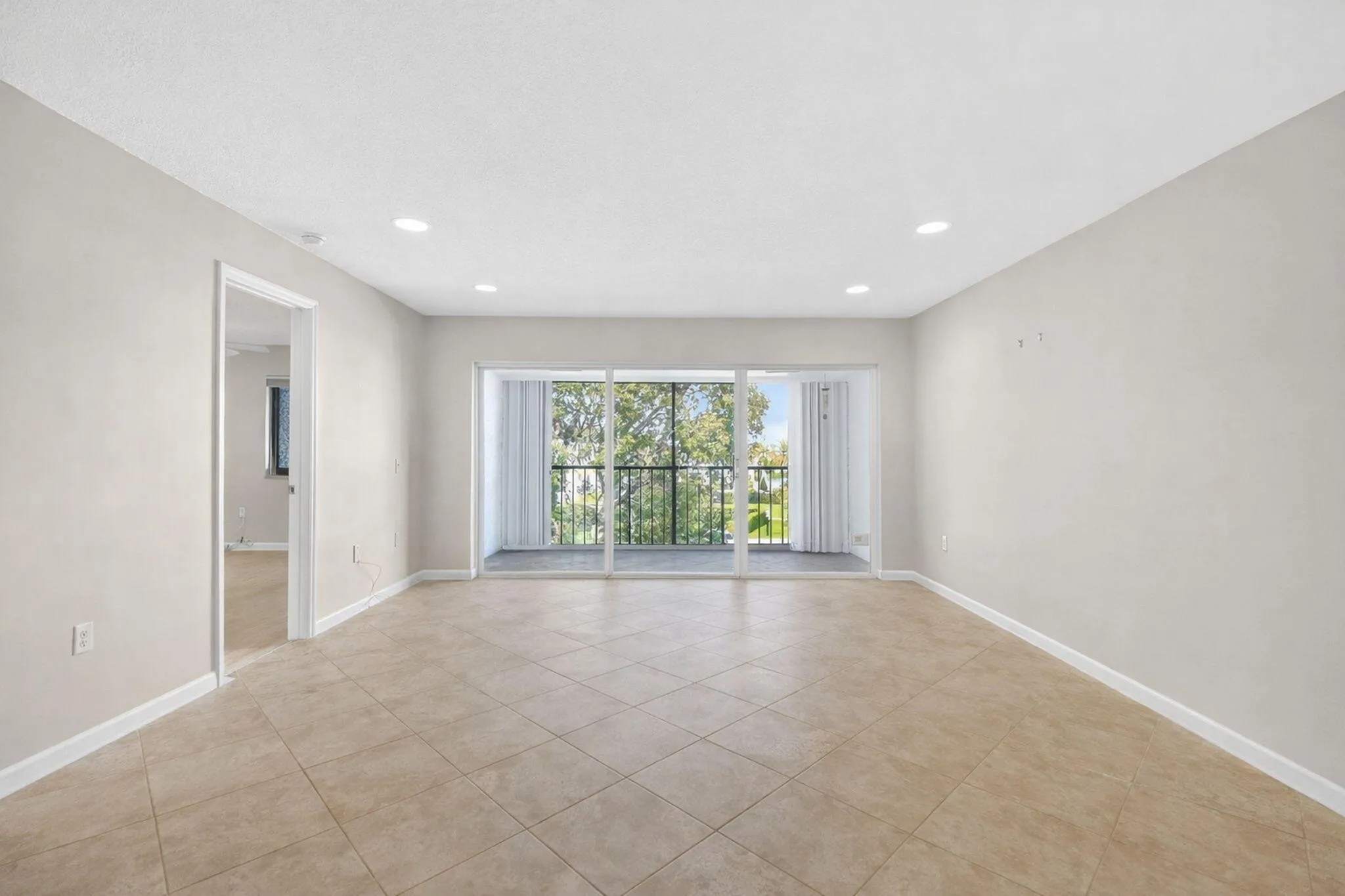 Living room, Front to Back