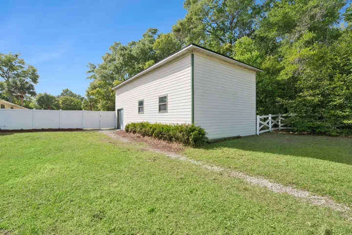 Detached Garage - Workshop - side view