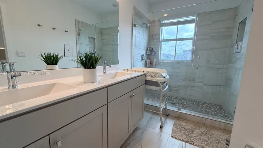 MASTER HIS / HERS​​‌​​​​‌​​‌‌​‌‌​​​‌‌​‌​‌​‌​​​‌​​ BATHROOM