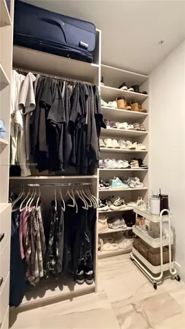 MASTETR CLOSET