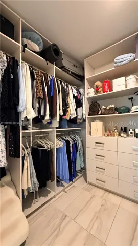 MASTET CLOSET