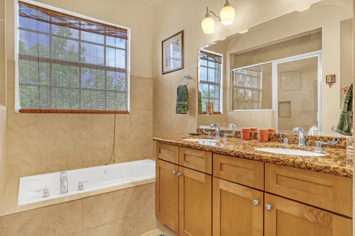 2560 NE 11th (34)