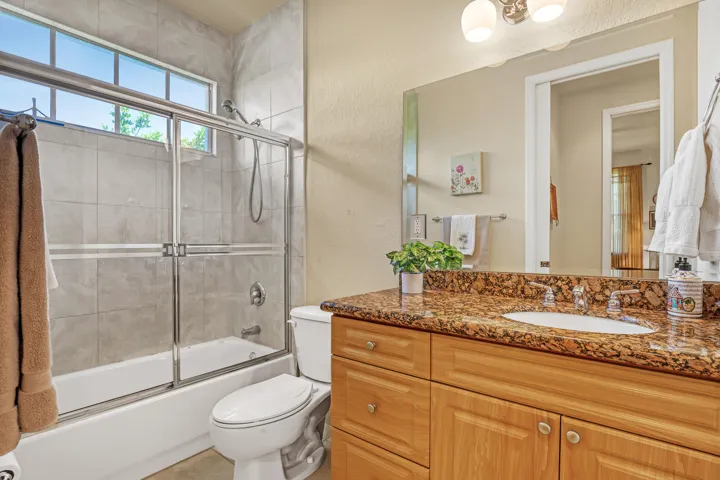 2560 NE 11th (40)